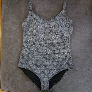 Seekers Essentials Women's Black & White Scoop Neck One-Piece Swimsuit Size 16